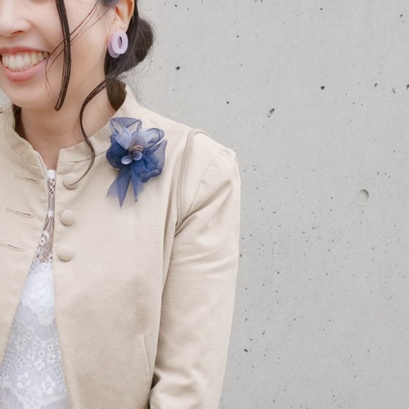 こぶりな咲き編みコサージュ | リバティとオーガンジーとスパンコールと。| ブラウ - 胸花/手腕花 - 其他人造纖維 藍色