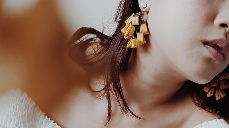 CLAUDIE Earrings //YOLK - ต่างหู - วัสดุอื่นๆ สีเหลือง