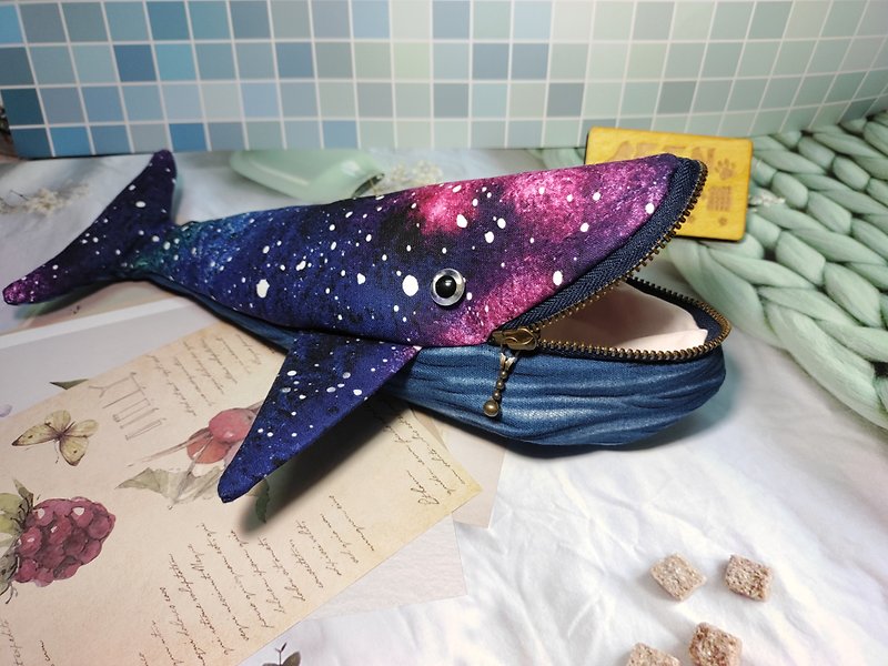 海洋生物袋物系列-手作海洋風紫星空鯨魚款筆袋-鯨魚筆袋-鯨魚包 - 筆盒/筆袋 - 棉．麻 