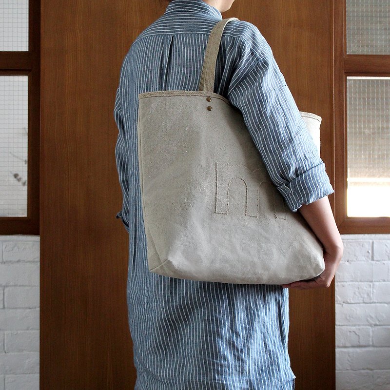 Linen AlphaBAG customized letter hand craft linen tote bag - กระเป๋าแมสเซนเจอร์ - ผ้าฝ้าย/ผ้าลินิน 
