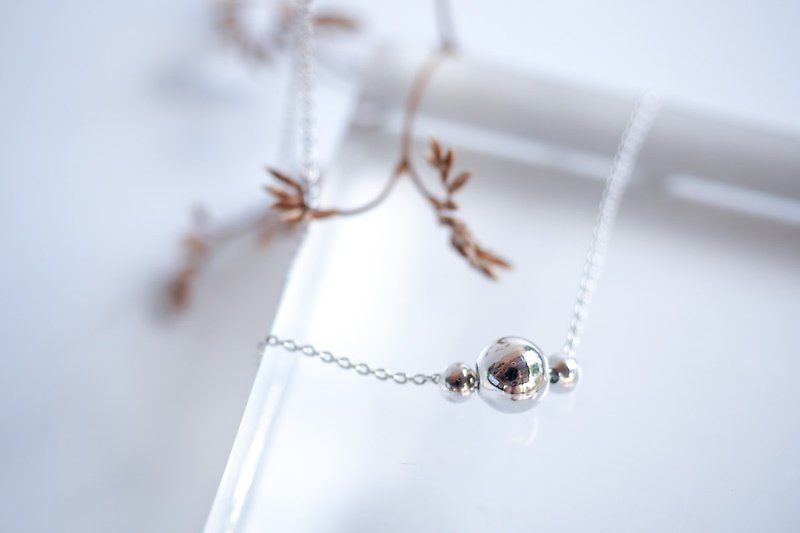 Triple floating silver bead necklace - สร้อยคอ - เงินแท้ สีเงิน