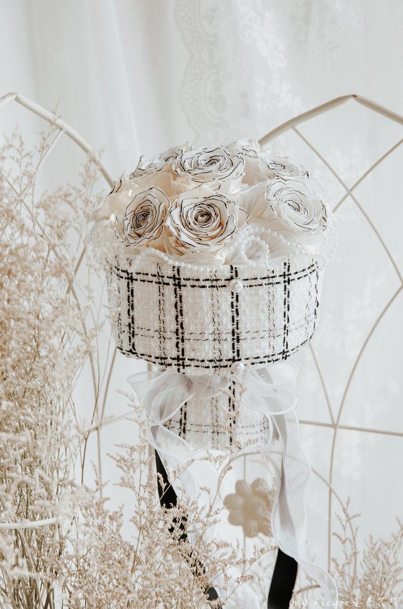 香りのよい小さな花束 ギフトボックス付き/シャネルブーケ/エバーラスティングブーケ/大輪エクアドル産バラ11本/ライト付き - ドライフラワー・ブーケ - 寄せ植え・花 ホワイト