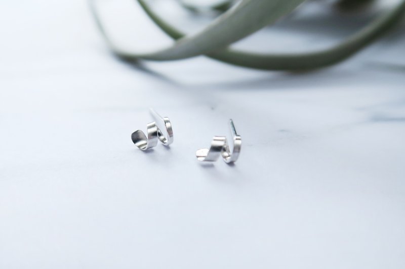 A pair of mini ribbon earrings or Clip-On in 925 sterling silver - ต่างหู - เงินแท้ สีน้ำเงิน