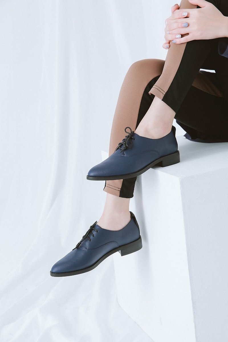 Textured Dark Blue College Strap Leather Oxford Shoes - รองเท้าอ็อกฟอร์ดผู้หญิง - หนังแท้ สีน้ำเงิน