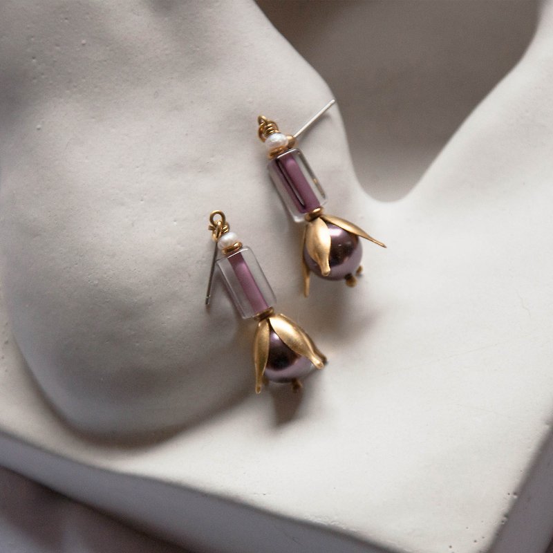 Burgundy Pearl and Flower Earrings - ต่างหู - กระจกลาย สีม่วง