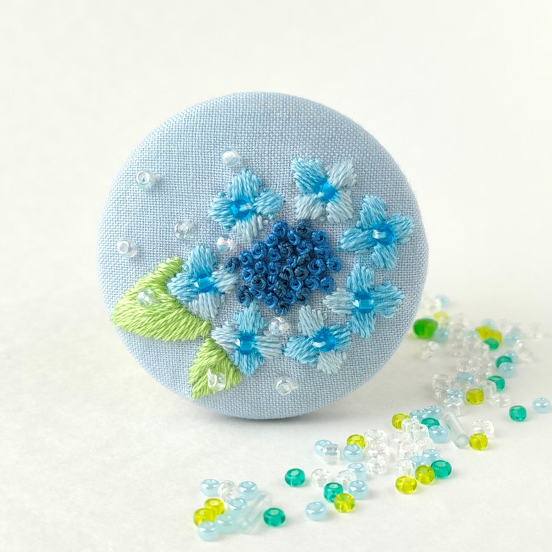 雨粒滴る紫陽花の刺繍ブローチ - 胸針 - 棉．麻 藍色