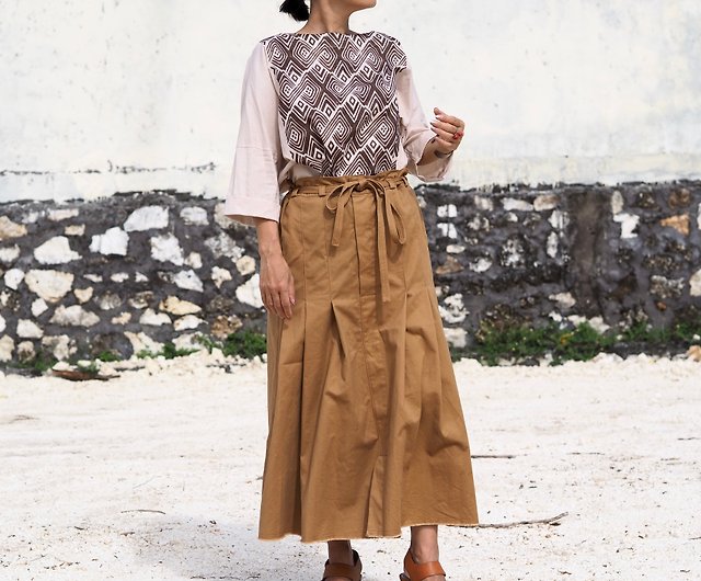 Tuck and gather. Moderate volume skirt / caramel - Shop isica
