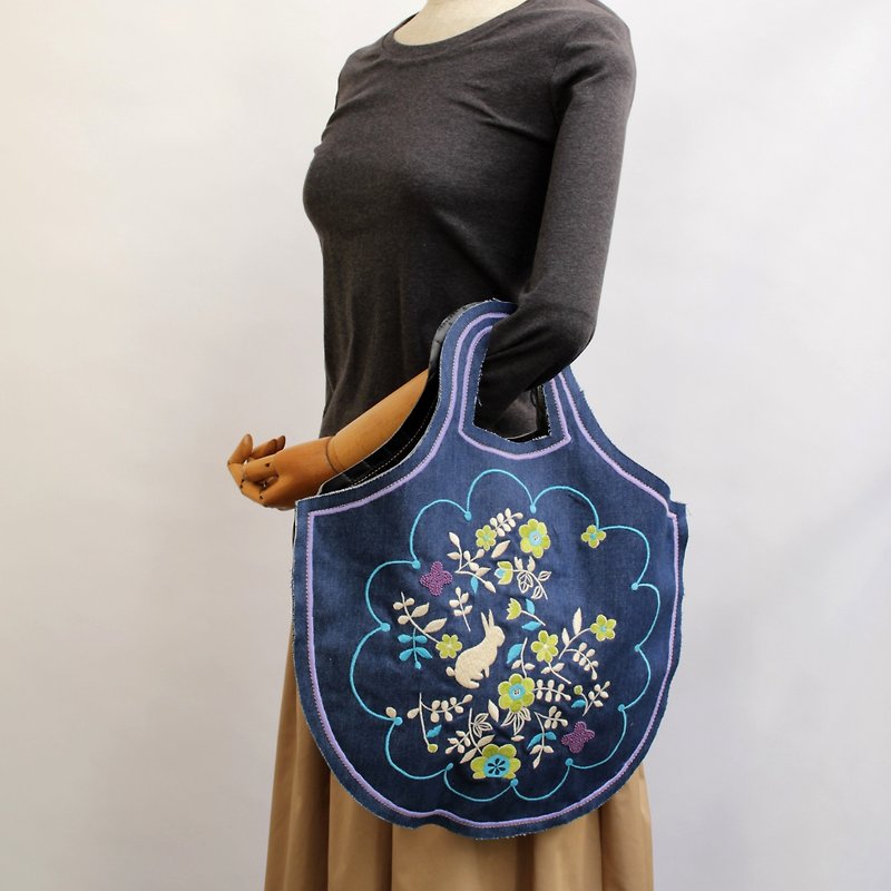 Rabbit garden embroidery · Petanko bag - กระเป๋าถือ - ผ้าฝ้าย/ผ้าลินิน สีน้ำเงิน