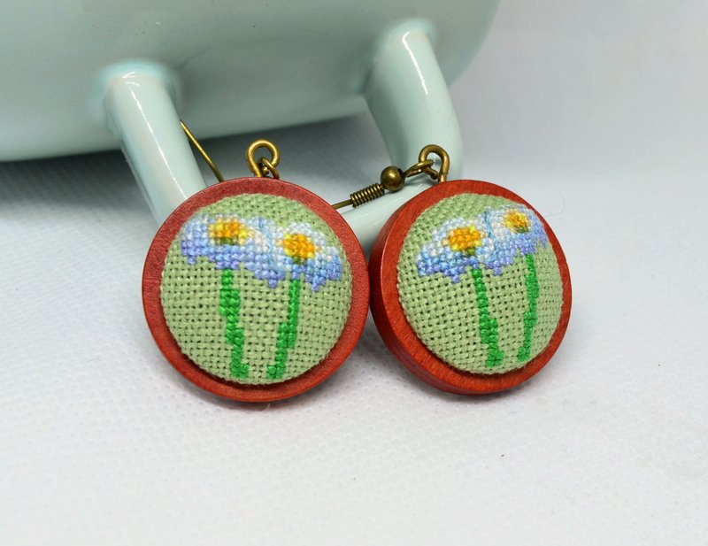 洋甘菊刺繡女式耳環十字繡花飾品白綠色手工禮物 - 耳環/耳夾/耳骨夾 - 繡線 綠色