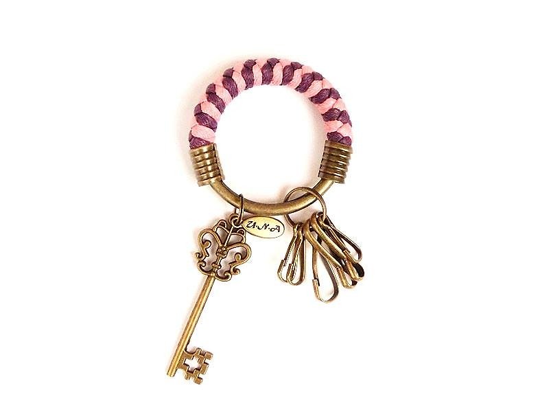鑰匙圈(小)5.3CM 粉紅+深紫+復古鑰匙 手工 編織 腊繩 客製化 - 鑰匙圈/鎖匙扣 - 其他金屬 多色