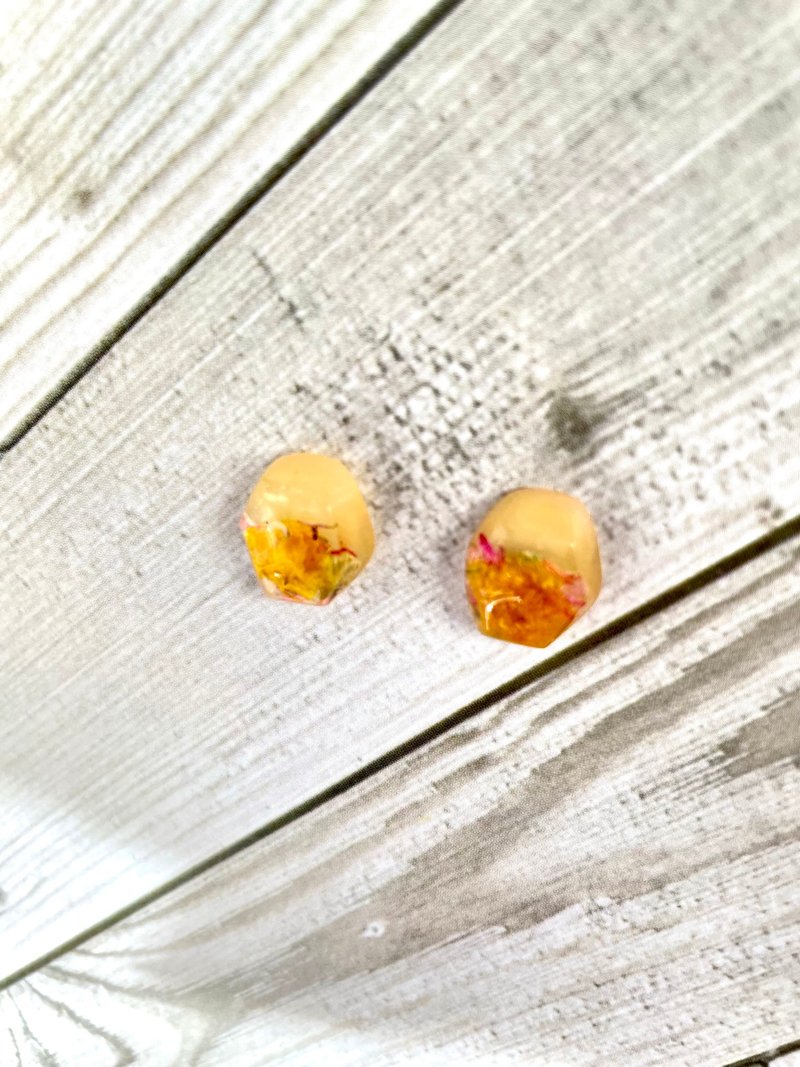 Mineral shape earrings with dried flowers yellow - ต่างหู - เรซิน สีเหลือง