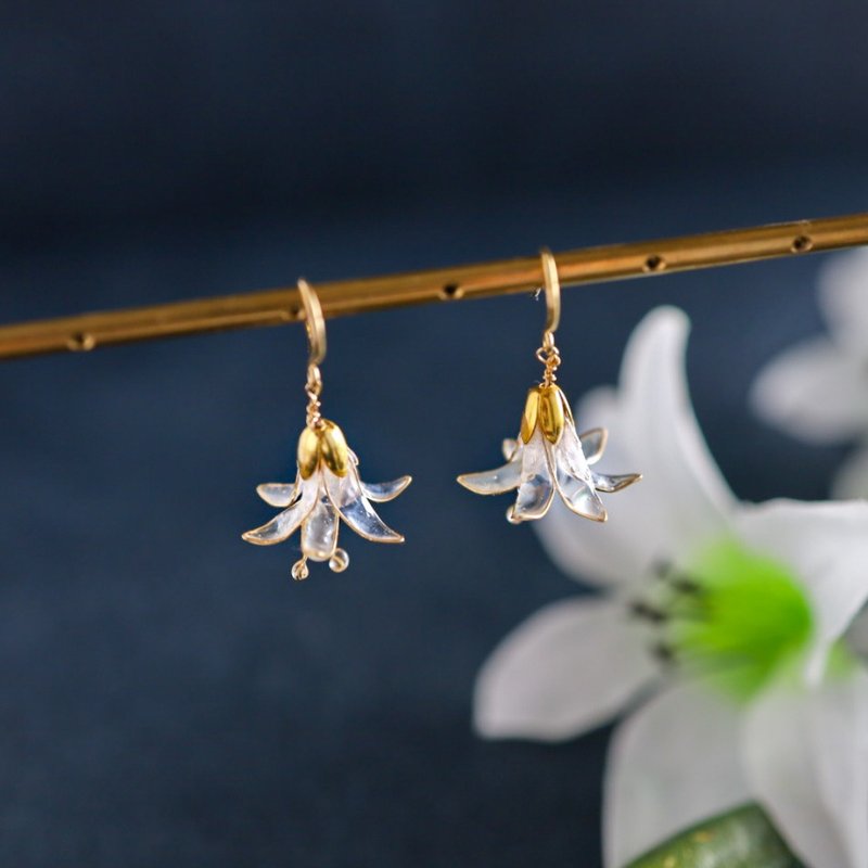 Casablanca lily Clip-On - Earrings & Clip-ons - Resin White