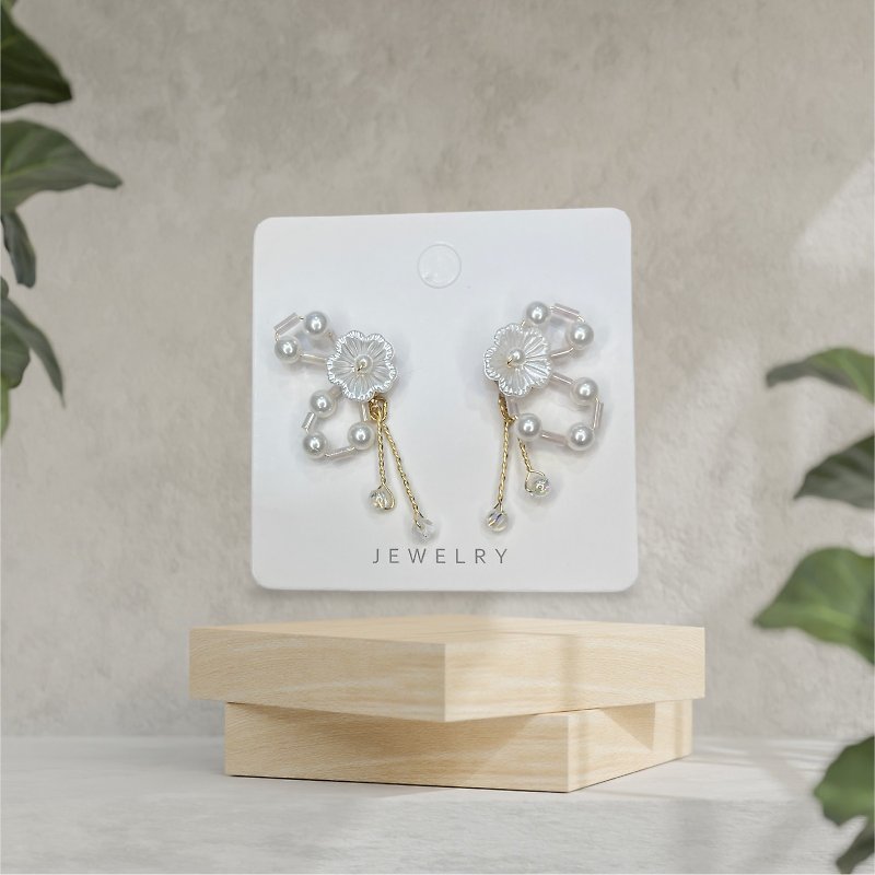 Cream Style Handmade Earrings Butterfly Custom Bridal Earrings Banquet Earrings - Earrings & Clip-ons - Other Materials White