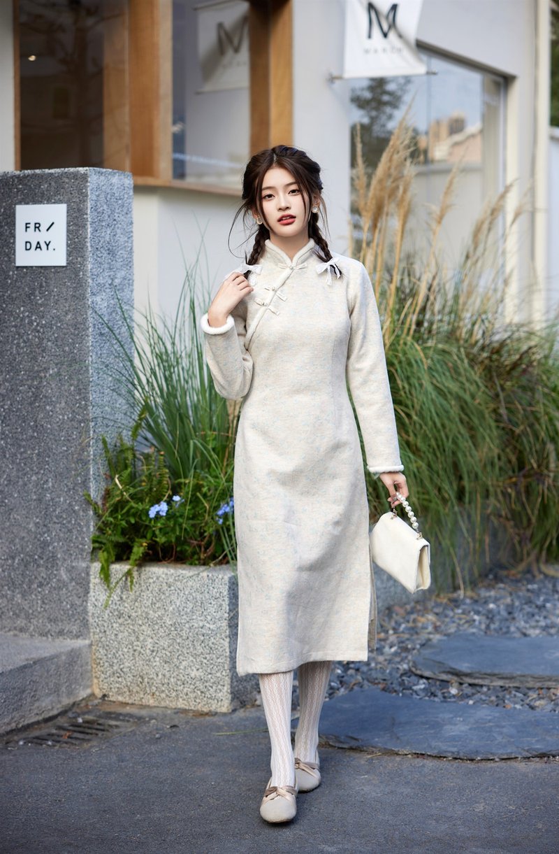 淺杏色碎花 秋冬加絨國風毛領斜襟洋裝 新中式中秋春節改良旗袍 - 旗袍/改良式旗袍 - 聚酯纖維 卡其色