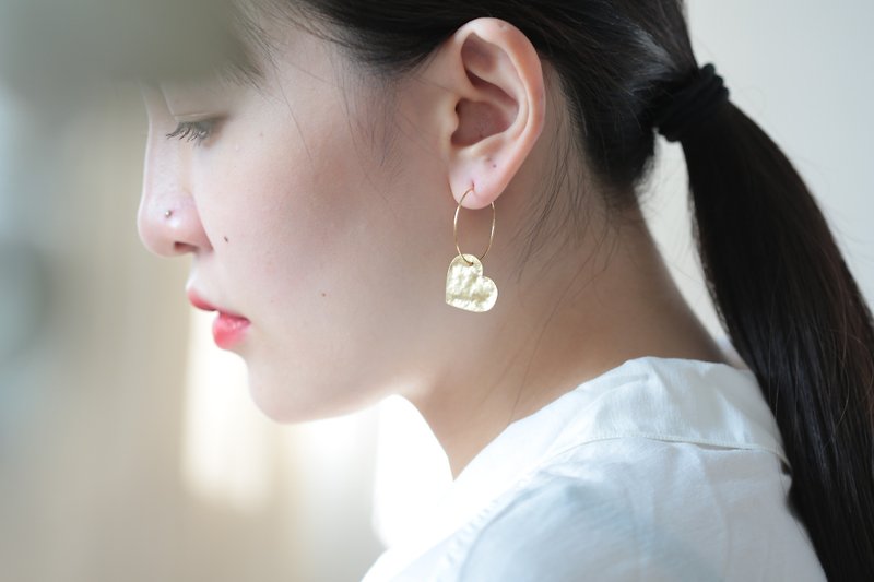 Matte ripple texture love earrings│Auricle Clip-On - ต่างหู - โลหะ สีทอง