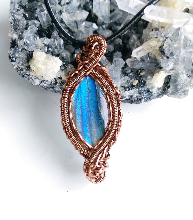 [Handmade Metal Weaving Series] Handmade Necklace Pendant Natural Ore Labradorite-Blue Eye - Necklaces - Semi-Precious Stones 
