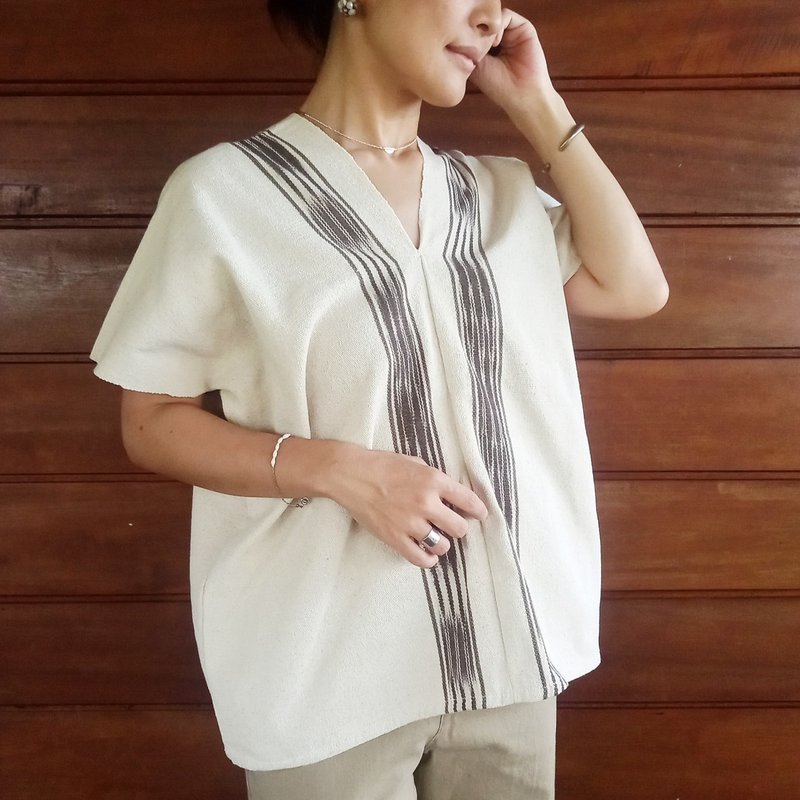 Kasuri dyed blouse / Natural white / Plant dyed hand woven cotton / ikat / Kantoi shirt - เสื้อผู้หญิง - ผ้าฝ้าย/ผ้าลินิน ขาว