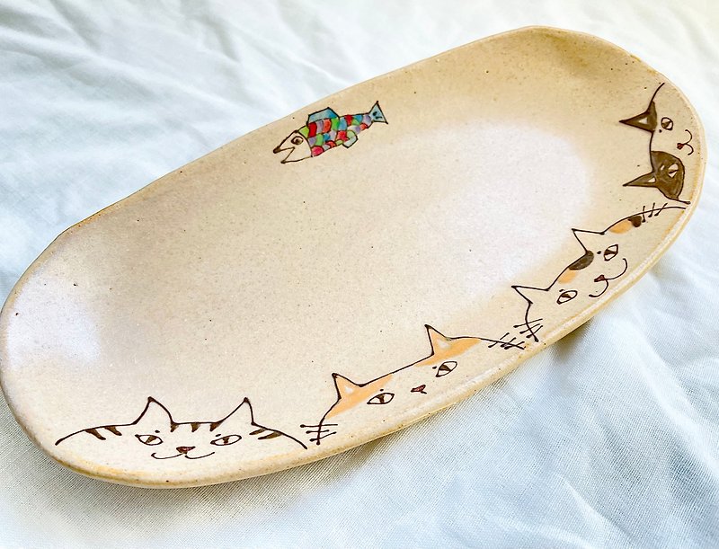 Oval shaped plate, cat and fish - จานและถาด - ดินเผา ขาว