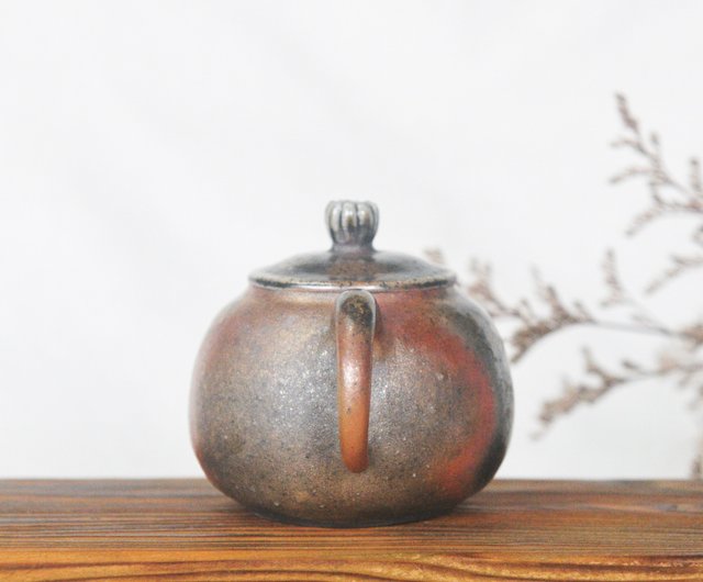 The ancient Chai Shao teapot is naturally dusty, covered with