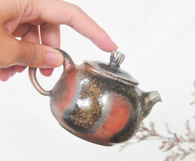 The ancient Chai Shao teapot is naturally dusty, covered with