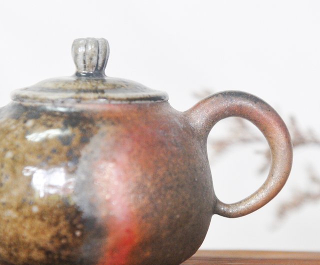 The ancient Chai Shao teapot is naturally dusty, covered with