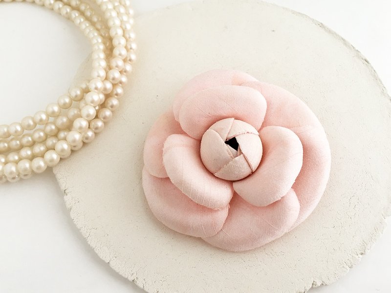 Corsage: Fluffy Camellia Pink - เข็มกลัด - เส้นใยสังเคราะห์ สึชมพู
