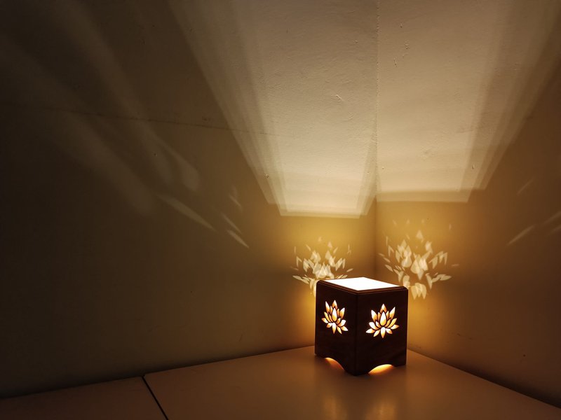 =Free shipping to the main island of Taiwan=Taiwanese cypress night light mood lamp ((lotus model)) - โคมไฟ - ไม้ สีนำ้ตาล