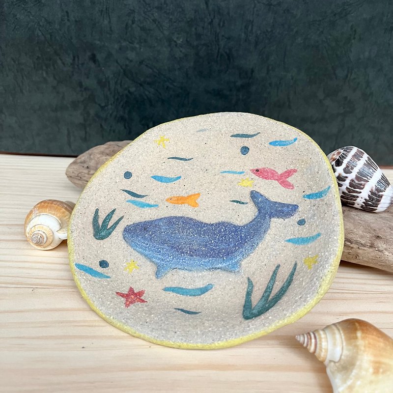 A Lu 鯨魚陶盤/禮物/擺飾 手作手繪 美國進口砂陶 原創僅此一件 - 盤子/餐盤 - 陶 多色