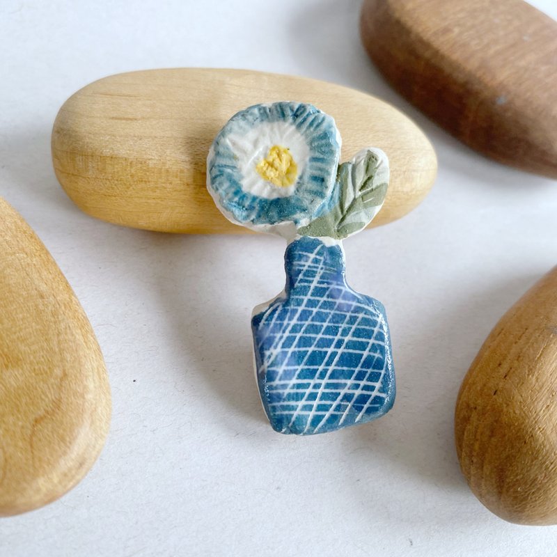 フラワーベースブローチ / ハンドメイド陶器 - ブローチ - 陶器 多色