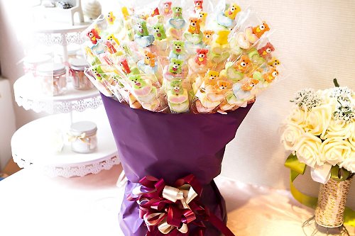 幸福朵朵 婚禮小物 花束禮物 抽取式花束-QQ小熊軟糖+愛心棉花糖串X100支+花束底籃(紫)X1個