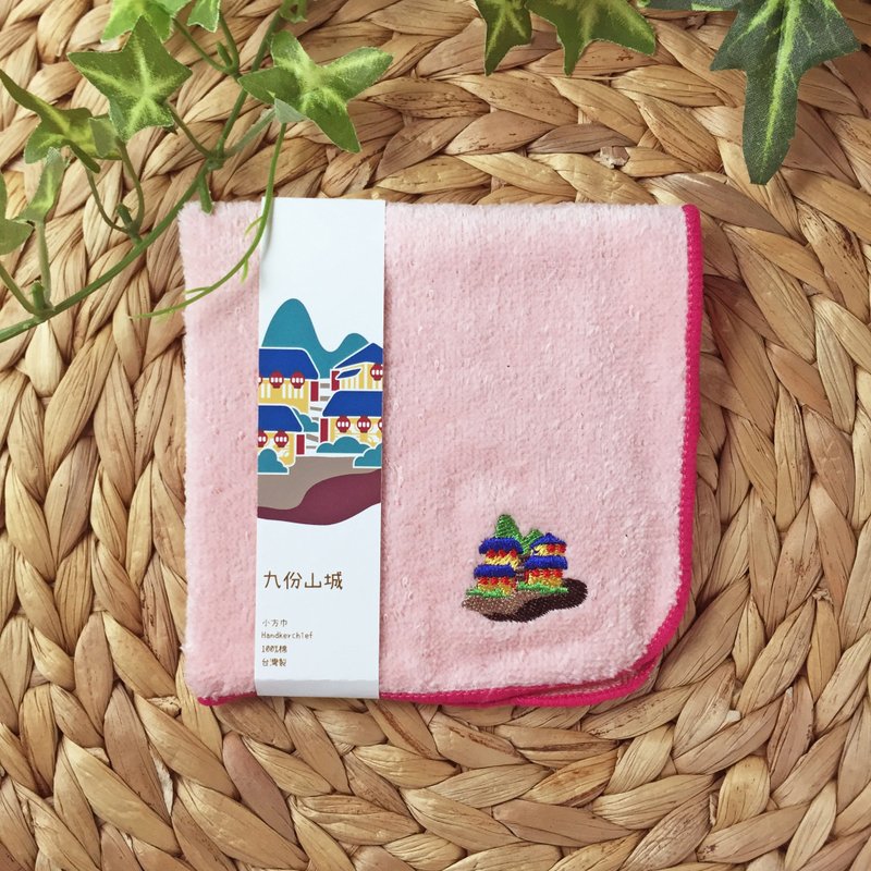 娜吉小物。台灣刺繡手帕小方巾－九份山城 - 手帕 - 棉．麻 粉紅色