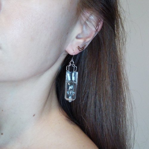 Cyberpunk Jewelry Boutique 極客的反烏託邦耳環。 玻璃燈耳環。 回收蒸汽朋克首飾