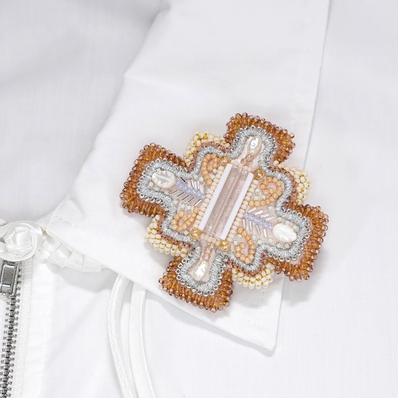 変形クロスのブローチ 6　ビーズ刺繍　一点もの　カラフル 　ピンク　オレンジ　サテン - 胸針 - 聚酯纖維 粉紅色