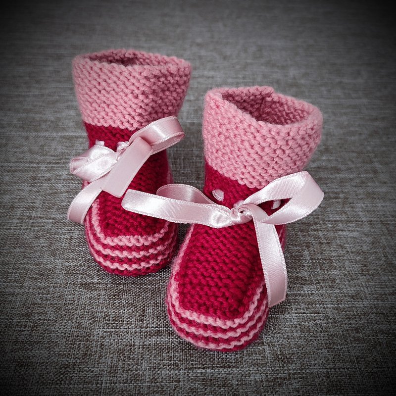 Baby booties. Knitted baby shoes. 婴儿短靴 - รองเท้าเด็ก - วัสดุอื่นๆ สีแดง