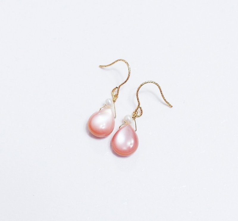 Natural pink shell water drop minimalist 14k earrings natural stone light jewelry butterfly shell - ต่างหู - เครื่องเพชรพลอย สึชมพู