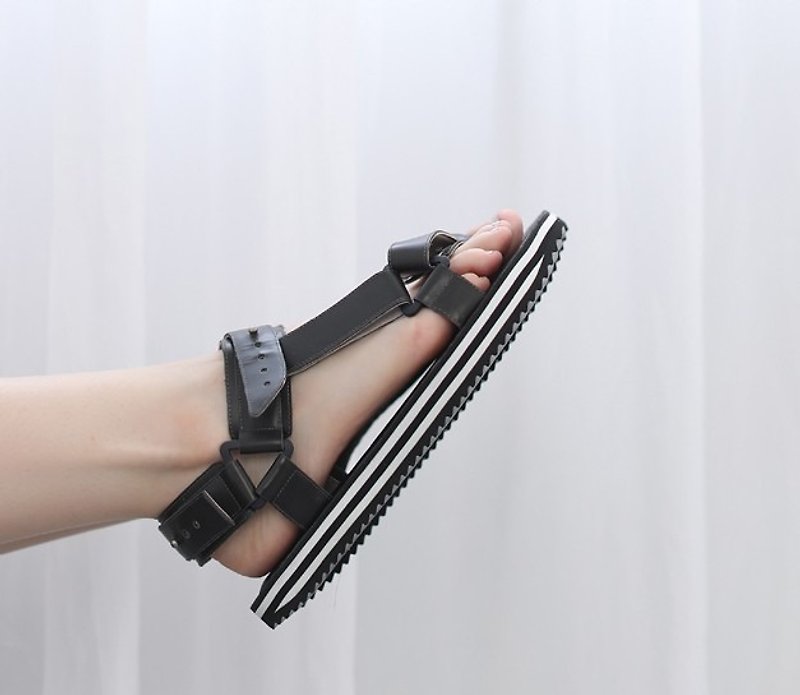 [Show products clear] linear double-layer leather structure stripe and serrated leather sandals black - รองเท้ารัดส้น - หนังแท้ สีดำ