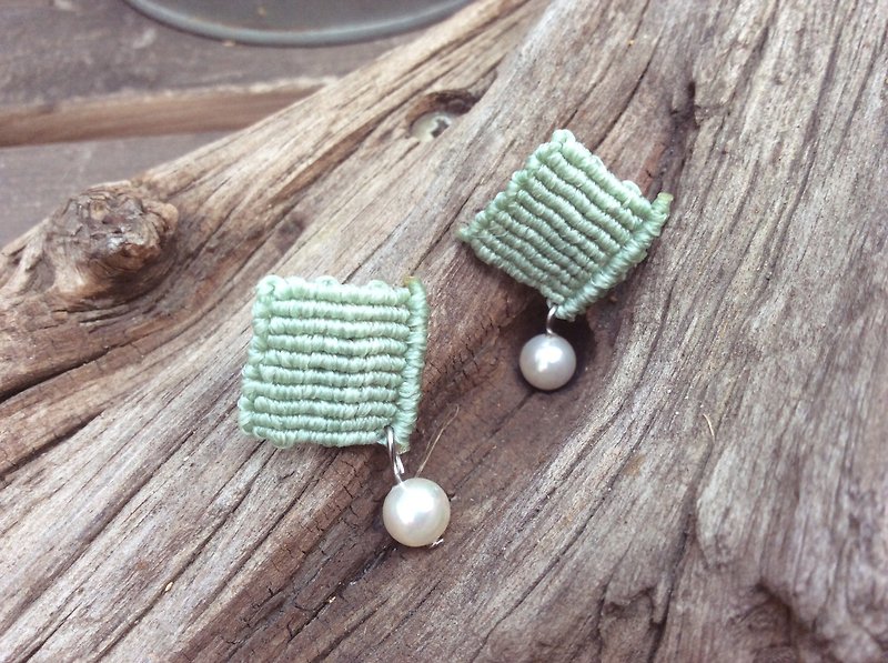 Old twisted ball braided pearl earrings - ต่างหู - ไข่มุก สีกากี