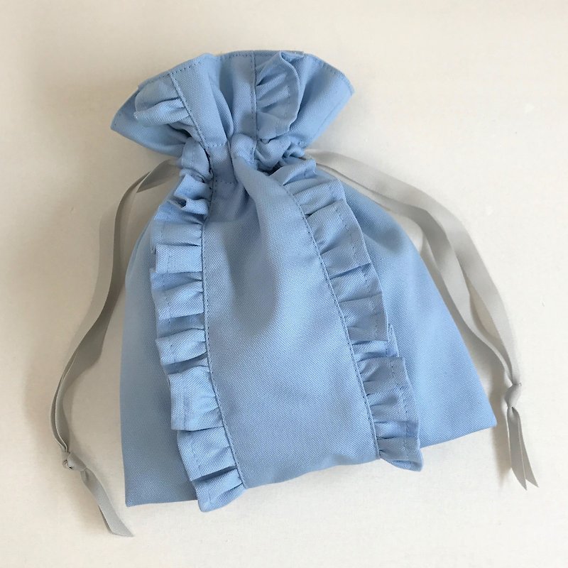 ブルーガーデン ストレートライン ダブルフリル巾着ポーチ サックスブルー - 化妝袋/收納袋 - 棉．麻 藍色