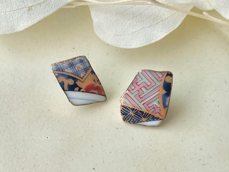 【金具が選べる】有田焼　金継ぎ　ピアス　イヤリング　花柄　リーフ柄　和柄　伝統工芸　No.175 - 耳環/耳夾/耳骨夾 - 陶 金色