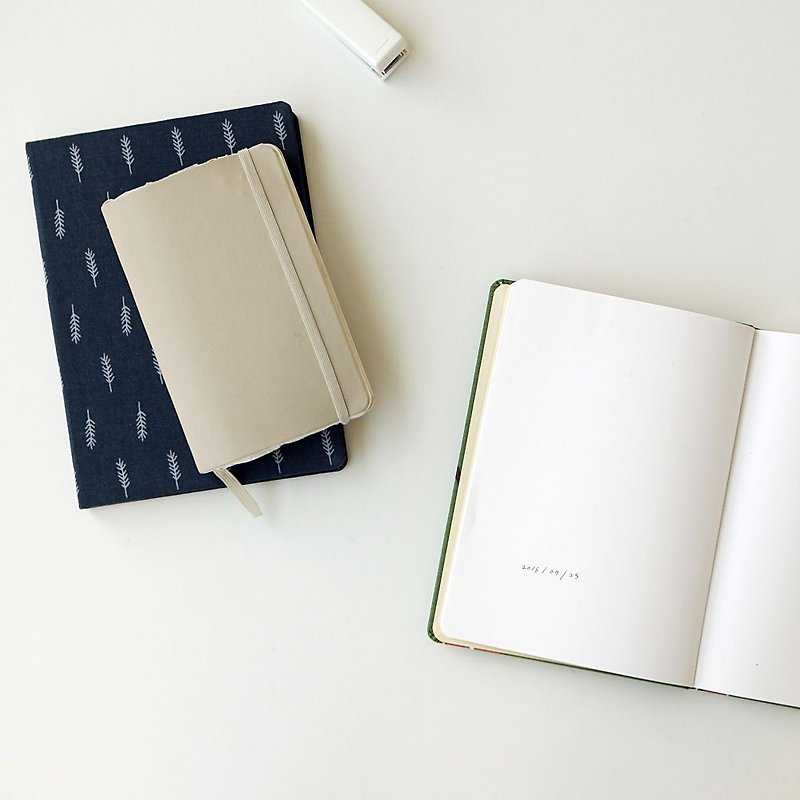 Dailylike- Textured Cloth Cover Blank Notebook-01 Lucky Feather, E2D28550 - สมุดบันทึก/สมุดปฏิทิน - กระดาษ สีน้ำเงิน