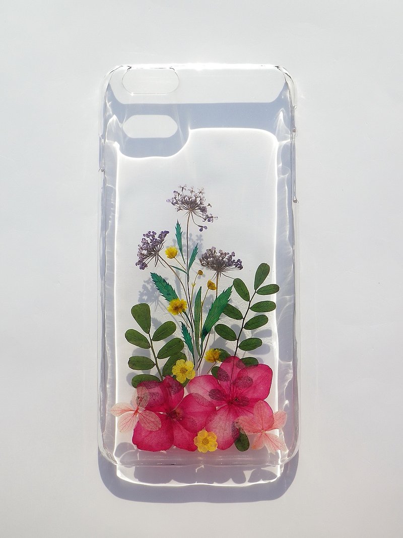 Handmade phone case, Pressed flowers phone case, iPhone 6 plus, Handmade with flowers - เคส/ซองมือถือ - พลาสติก 