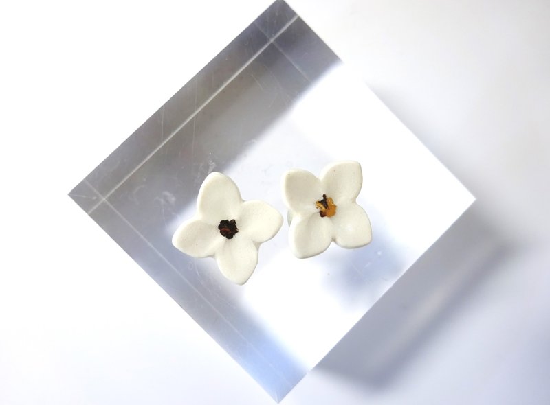 Small flower lover piece・earring white - Earrings & Clip-ons - Pottery White