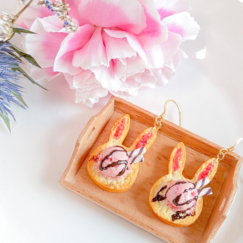 【French】Dessert | Rabbit toast with strawberry ice cream earrings | Food ornaments | Miniature ornaments - ต่างหู - ดินเหนียว 