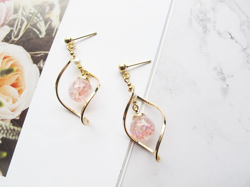 Rosy Garden crystals with water inside twist glass ball earrings - ต่างหู - แก้ว สึชมพู