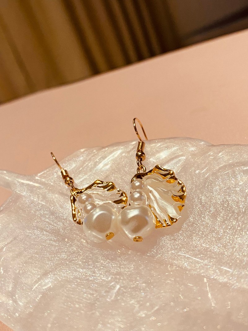 Pearl Shell Earrings - Earrings & Clip-ons - Resin White