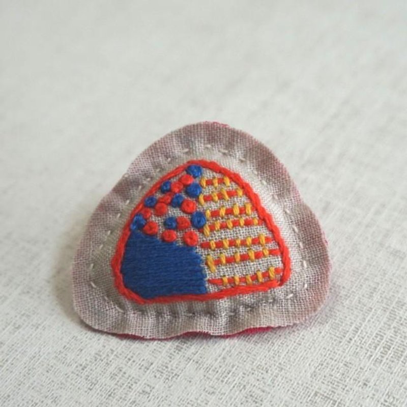 Hand embroidery broach "pattern in triangle" - เข็มกลัด - งานปัก สีกากี
