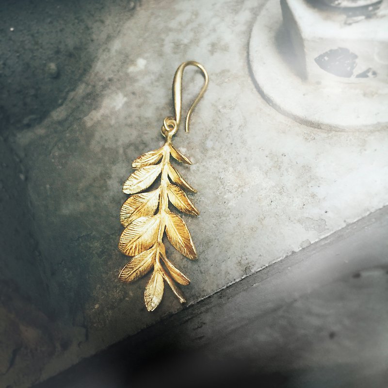 Sense of design blade brass earrings (optional clip-on to The ear hook. Or ear acupuncture) * stores only a single price - Earrings & Clip-ons - Other Metals Gold