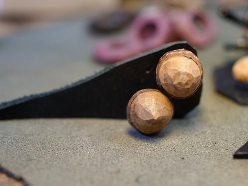 阿發的阿公是木匠 森林少女櫻花原木橡實造型雕刻耳環一對