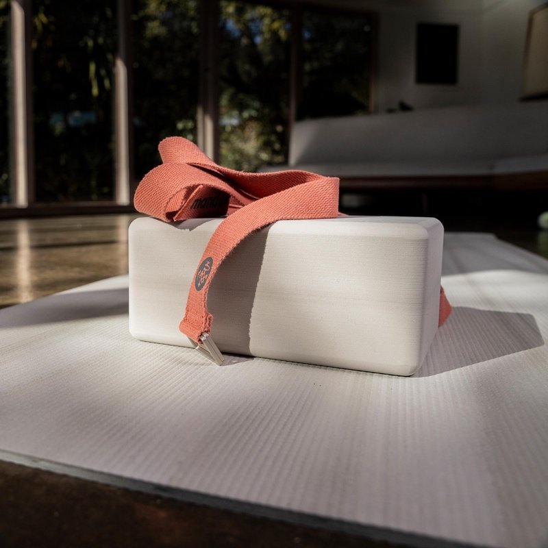 【Manduka】Recycled Foam Block 環保瑜珈磚 50D - Linen - 運動配件 - 其他材質 白色