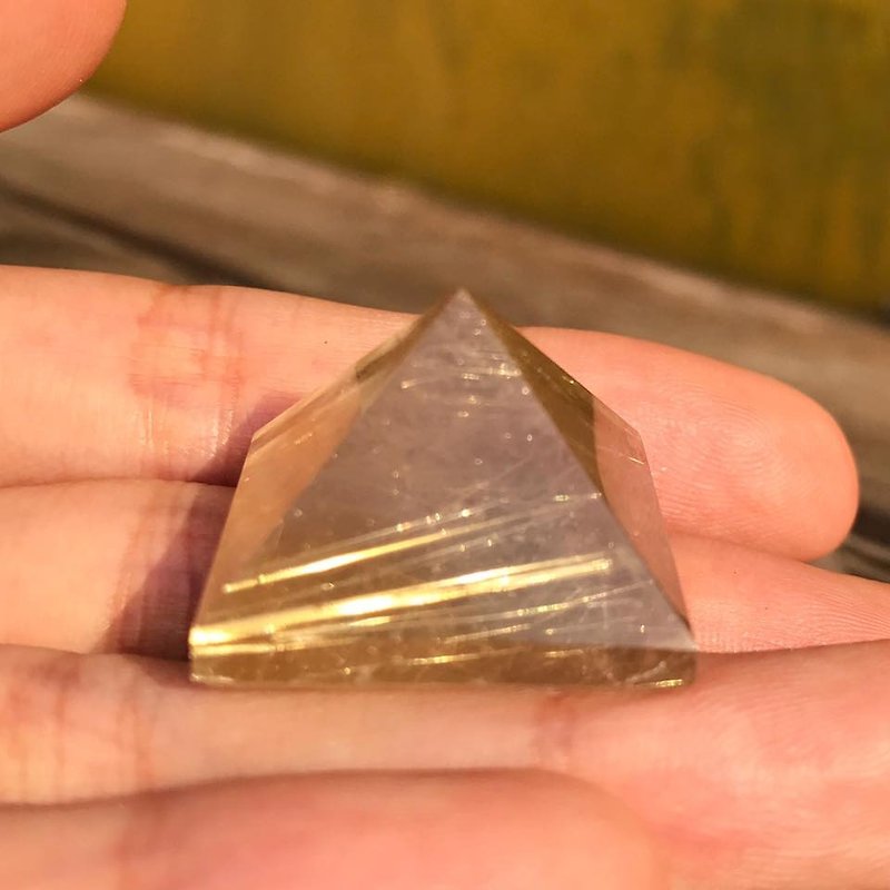 【Lost and find】 natural stone mini Lucky meditation gold hair crystal pyramid - ของวางตกแต่ง - เครื่องเพชรพลอย สีส้ม